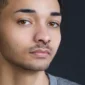 Homme portant un Piercing Clicker Ajouré à Chevrons Croisés au Septum.