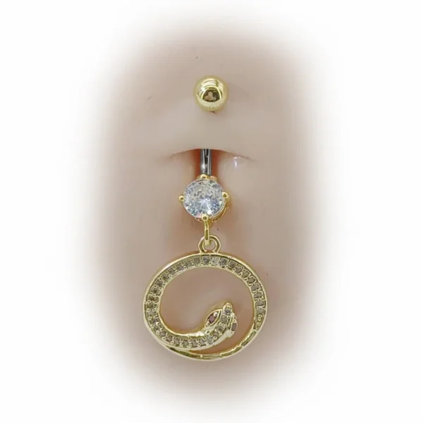 Nombril Femme avec Piercing Serpent Doré en Cercle et Zircons Rouges Nombril Femme avec Piercing Serpent Doré en Cercle et Zircons Rouges.