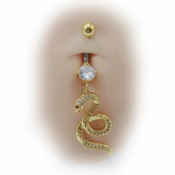 Nombril Femme avec un Piercing à Pendentif Serpent Élancé en Titane Doré Pavé de Zircons Nombril Femme avec un Piercing à Pendentif Serpent Élancé en Titane Doré Pavé de Zircons.
