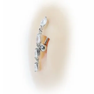 Nombril avec un Piercing Inversé en Titane à Cascade de Zircons taillés en Marquise.