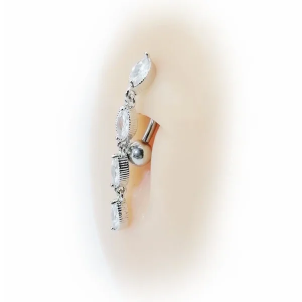 Nombril avec un Piercing Inversé en Titane à Cascade de Zircons taillés en Marquise Nombril avec un Piercing Inversé en Titane à Cascade de Zircons taillés en Marquise.