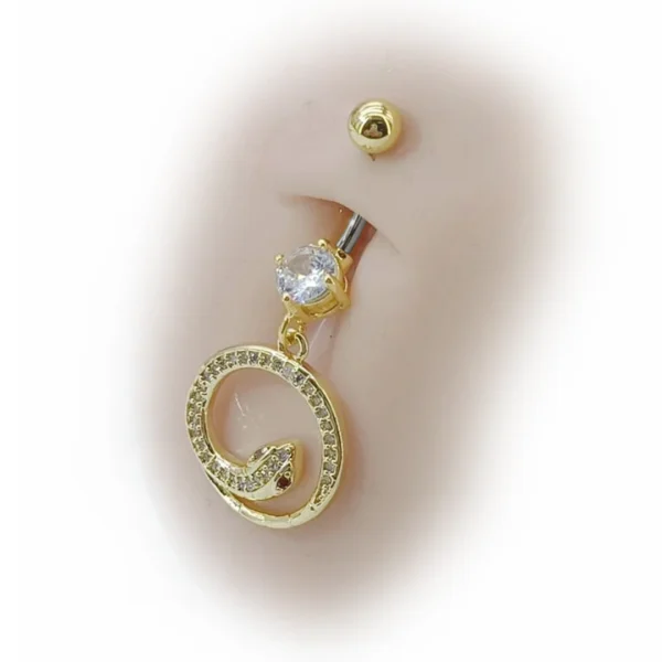 Nombril avec un Piercing Serpent Doré en Cercle aux Yeux Rouges Étincelants Nombril avec un Piercing Serpent Doré en Cercle aux Yeux Rouges Étincelants.