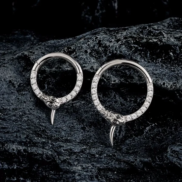 Piercing Anneau Clicker Serpent Ouroboros Titane ASTM-F136 & Zircons (versions 8 et 10 mm) Piercing Anneau Clicker Serpent Ouroboros Titane ASTM-F136 & Zircons (versions 8 et 10 mm).