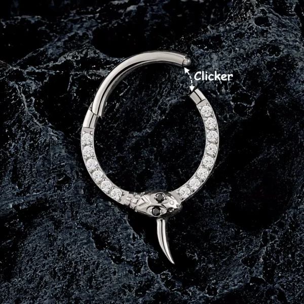 Piercing Anneau Clicker Serpent Ouroboros Titane & Zircons (mécanisme à charnière) Piercing Anneau Clicker Serpent Ouroboros Titane & Zircons (mécanisme à charnière).
