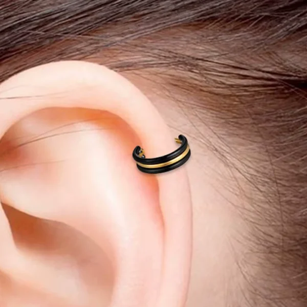 Piercing Anneau Clicker Titane à Double Arc Noir Contrasté sur l'Hélix (cartilage) Piercing Anneau Clicker Titane à Double Arc Noir Contrasté sur l'Hélix (cartilage).