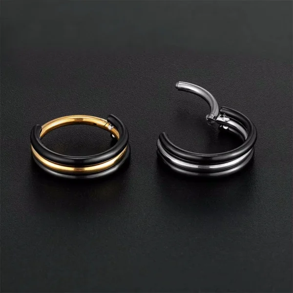 Piercing Anneau Clicker Titane à Double Arc Noir Contrasté (variantes anodisé doré ou titane brut) Piercing Anneau Clicker Titane à Double Arc Noir Contrasté (variantes anodisé doré ou titane brut).