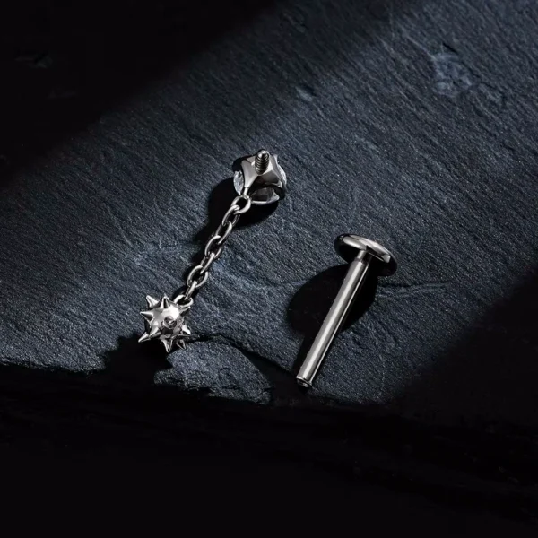 Piercing Labret Titane ASTM-F136 à Filetage Interne avec Embout Zircon et Boule Pendante à Pointes Piercing Labret Titane ASTM-F136 à Filetage Interne avec Embout Zircon et Boule Pendante à Pointes.