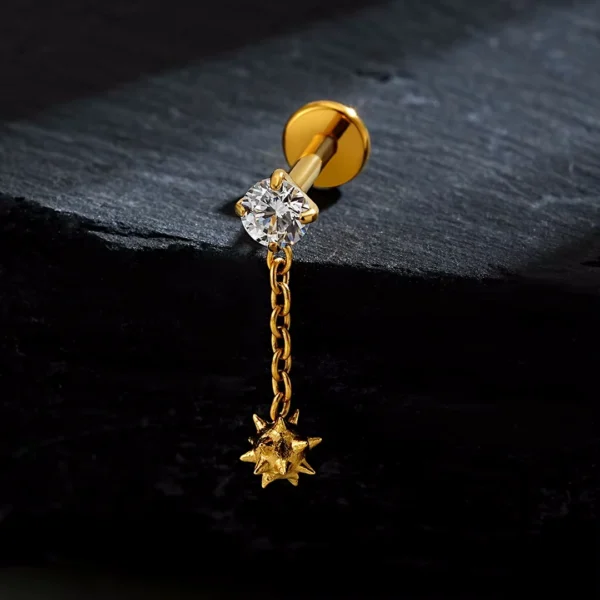 Piercing Labret Titane Anodisé Doré avec Zircon et Boule Pendante à Pointes Piercing Labret Titane Anodisé Doré avec Zircon et Boule Pendante à Pointes.