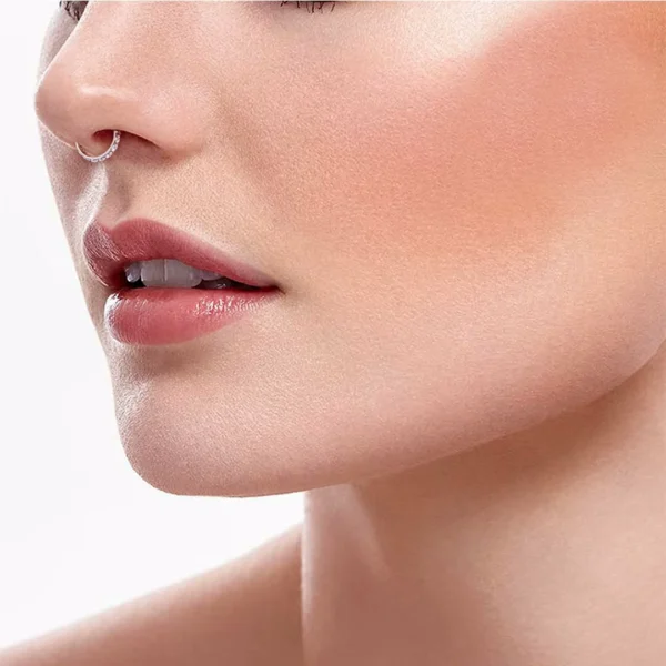 Anneau Clicker en Titane Serti de Zirconiums 10 mm au Septum Anneau Clicker en Titane Serti de Zirconiums 10 mm au Septum.