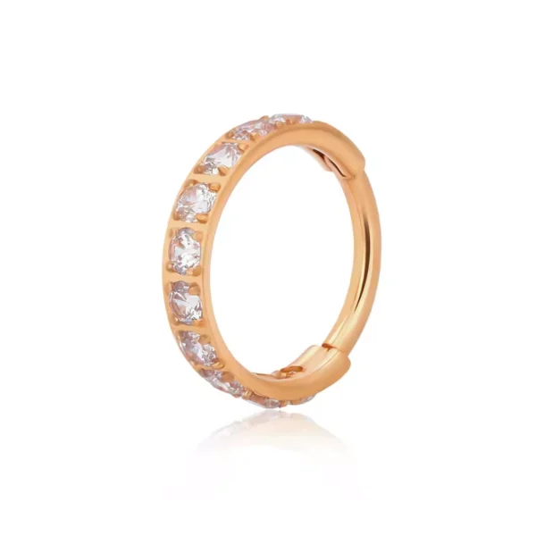 Anneau Clicker en Titane Serti de Zirconiums - 8 à 12 mm (variante anodisé or rose) Anneau Clicker en Titane Serti de Zirconiums - 8 à 12 mm (variante anodisé or rose).