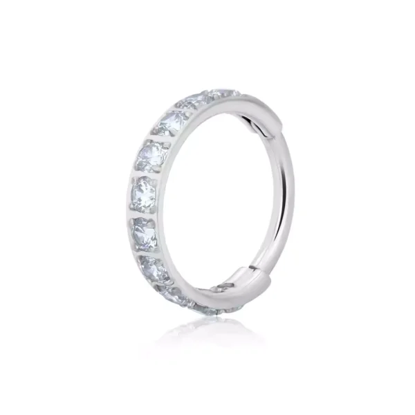 Anneau Clicker en Titane Serti de Zirconiums - 8 à 12 mm (variante gris argenté poli) Anneau Clicker en Titane Serti de Zirconiums - 8 à 12 mm (variante gris argenté poli).