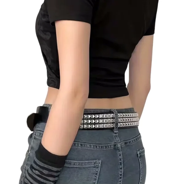 Femme Punk Rock avec Ceinture Similicuir Noir à Rivets Pyramide Femme Punk Rock avec Ceinture Similicuir Noir à Rivets Pyramide.