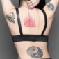 Femme Punk avec Soutien-Gorge Noir Laçage Similicuir.
