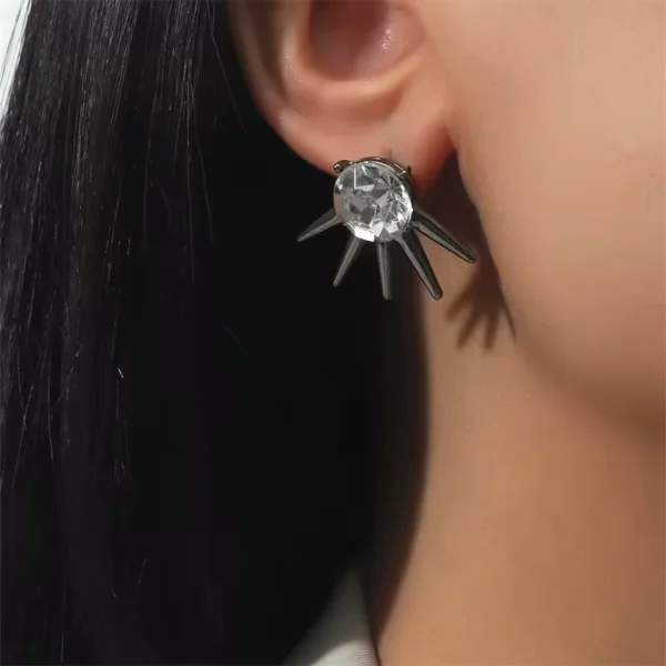 Femme Punk avec des Boucles d'Oreilles à Pointes Noires & Zircon à Facettes Femme Punk avec des Boucles d'Oreilles à Pointes Noires & Zircon à Facettes.