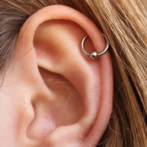 Femme avec Piercing Anneau CBR en Titane à l'Hélix (cartilage).