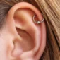 Femme avec Piercing Anneau CBR en Titane à l'Hélix (cartilage)
