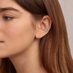 Femme avec Piercing Arc de Roses Sculptées à Tige Labret Titane au Cartilage.