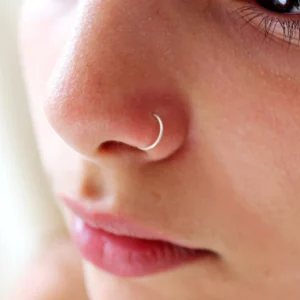 Femme avec un Piercing Narine Anneau Fin 0,8 mm en Acier 316L Poli.