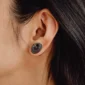 Femme avec un Tunnel Cobra en Acier 316L Noir PVD au Lobe.