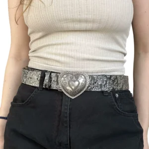 Femme avec une Ceinture Fleurie Noire Similicuir à Boucle Cœur Vintage.