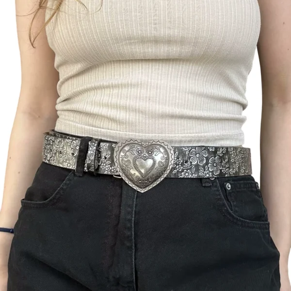 Femme avec une Ceinture Fleurie Noire Similicuir à Boucle Cœur Vintage Femme avec une Ceinture Fleurie Noire Similicuir à Boucle Cœur Vintage.