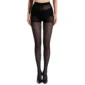 Femme en Collants Noirs Semi-Opaques au Motif Damier Ajouré.