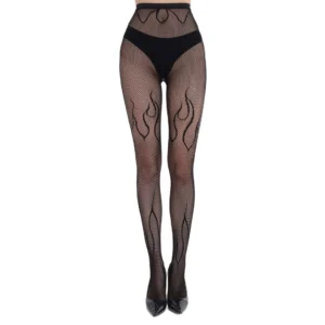 Femme en Collants Résille Noirs à Motif Flammes Ardentes.