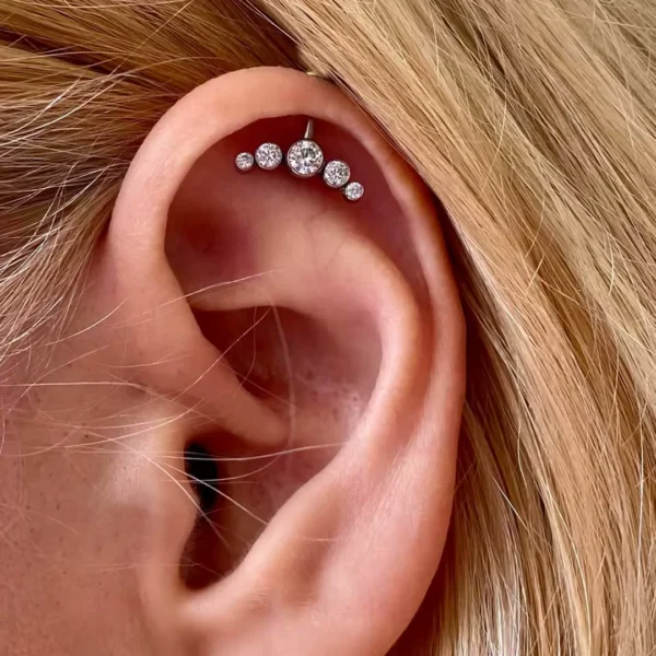 Femme portant un Piercing Labret Titane à Filetage Interne Latéral au Cartilage (Hélix) Femme portant un Piercing Labret Titane à Filetage Interne Latéral au Cartilage (Hélix).