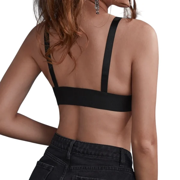 Femme portant un Soutien-Gorge Noir Laçage Avant en Similicuir & Coton 70-90B (vue de dos) Femme portant un Soutien-Gorge Noir Laçage Avant en Similicuir & Coton 70-90B (vue de dos).