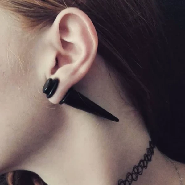 Femme portant un Taper du Kit Stretching en Acier Chirurgical 316L au Lobe d'Oreille Femme portant un Taper du Kit Stretching en Acier Chirurgical 316L au Lobe d'Oreille.