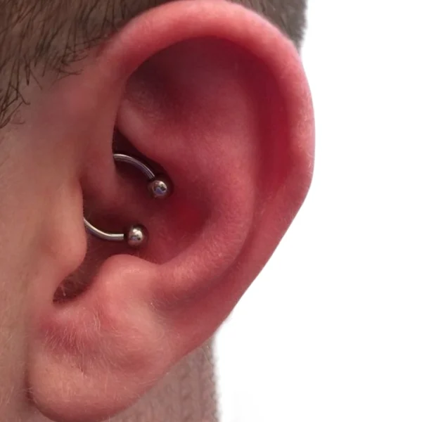 Homme avec Piercing Fer à Cheval Titane à Filetage Interne 14G 8-16 mm au Daith (cartilage) Homme avec Piercing Fer à Cheval Titane à Filetage Interne 14G 8-16 mm au Daith (cartilage).