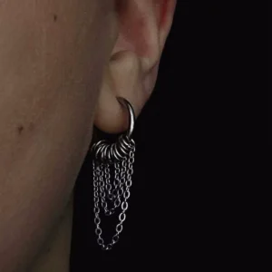 Homme avec des Créoles Huggie 16 mm à Triple Chaîne & Anneaux Mobiles.