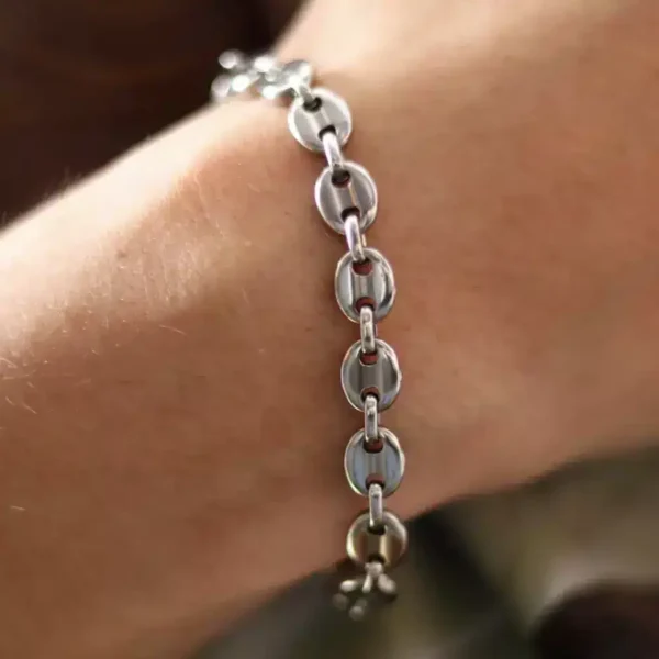 Homme avec un Bracelet à Maillons Grain de Café 8 mm en Acier 316L Homme avec un Bracelet à Maillons Grain de Café 8 mm en Acier 316L.