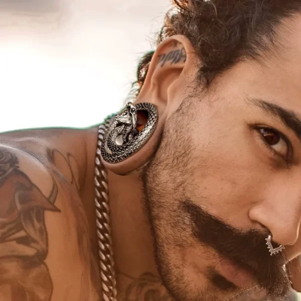 Homme avec un Tunnel Serpent en Acier Chirurgical 316L Poli, Dévissable à Filetage Interne Homme avec un Tunnel Serpent en Acier Chirurgical 316L Poli, Dévissable à Filetage Interne.