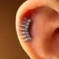 Homme portant un Piercing Labret Titane à 7 Pointes Coniques sur Base Sertie à l'Hélix.