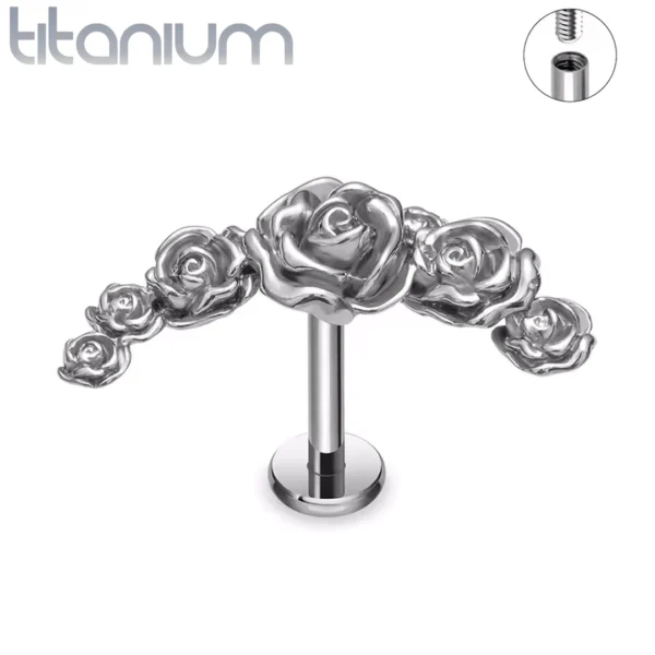Piercing Arc de Roses Sculptées à Tige Labret Titane Piercing Arc de Roses Sculptées à Tige Labret Titane.