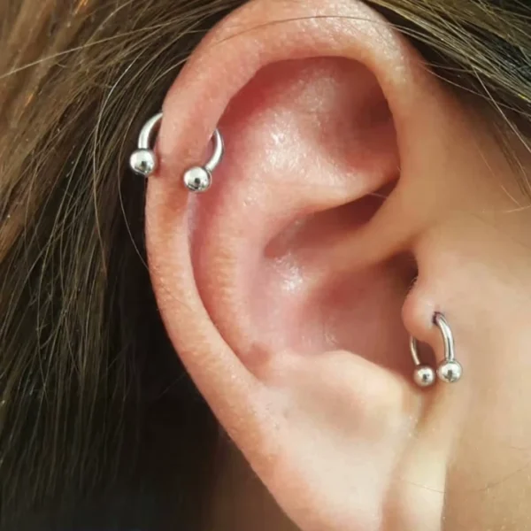 Piercing Fer à Cheval Titane à Filetage Interne 14G 8-16 mm au Tragus et à l'Hélix Piercing Fer à Cheval Titane à Filetage Interne 14G 8-16 mm au Tragus et à l'Hélix.