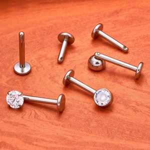 Piercing Labret Filetage Latéral.