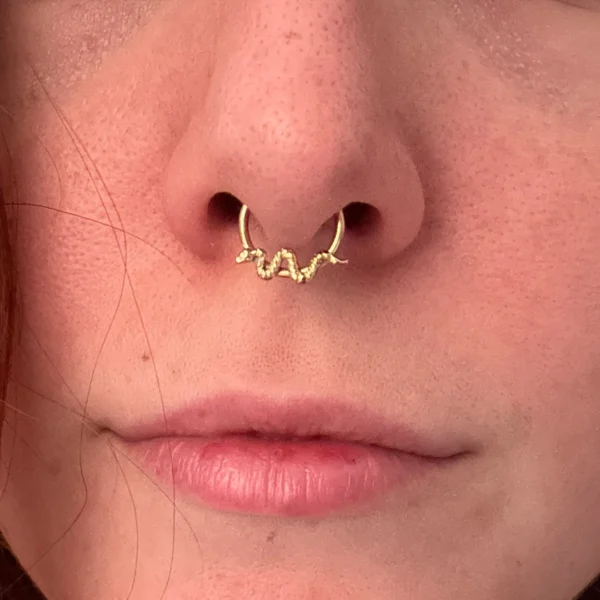 Anneau Charnière Titane Anodisé Doré à Motif Serpent Ondulant en Relief au Septum Anneau Charnière Titane Anodisé Doré à Motif Serpent Ondulant en Relief au Septum.