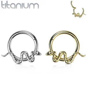 Anneau Charnière Titane à Motif Serpent Ondulant en Relief.