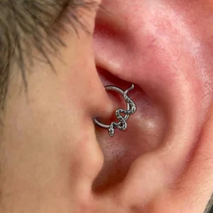 Anneau Charnière Titane à Motif Serpent Ondulant en Relief au Daith (cartilage).