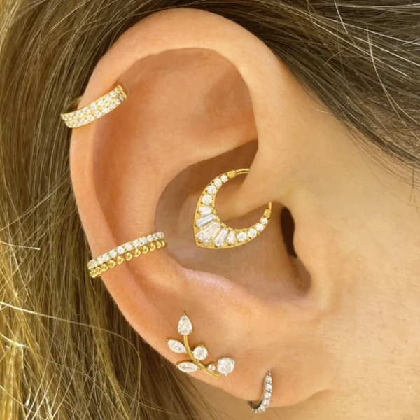 Clicker 8 mm Goutte Inversée à Zircons Ronds & Baguette au Daith (cartilage) Clicker 8 mm Goutte Inversée à Zircons Ronds & Baguette au Daith (cartilage).
