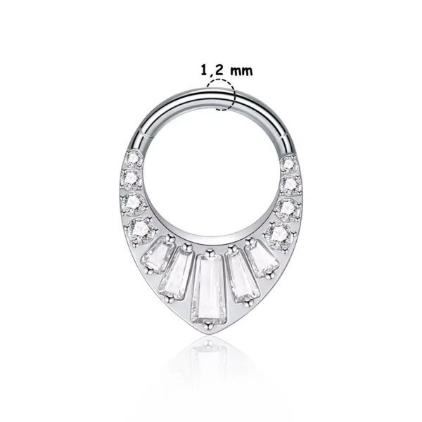 Clicker Goutte Inversée à Zircons Ronds & Baguette (variante titane gris argenté 1,2 mm) Clicker Goutte Inversée à Zircons Ronds & Baguette (variante titane gris argenté 1,2 mm).