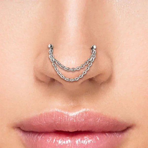 Femme avec Double Chaîne Connecteur de Piercing Nostril en Acier 316L Femme avec Double Chaîne Connecteur de Piercing Nostril en Acier 316L.