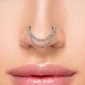 Femme avec Double Chaîne Connecteur de Piercing Nostril en Acier 316L.