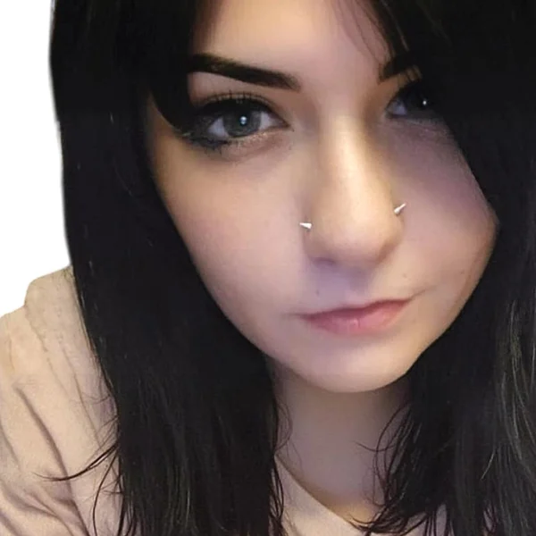 Femme avec Double Piercing Narine Tige Courbée en U à Pointe Conique 3x6 mm Femme avec Double Piercing Narine Tige Courbée en U à Pointe Conique 3x6 mm.