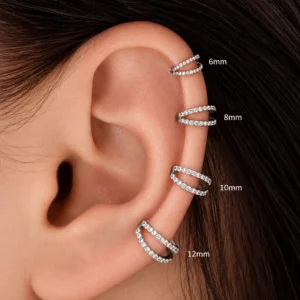 Femme avec Piercing Double Anneau Clicker en Titane Pavé Zirconiums Diamètre Interne 6 8 10 12 mm.