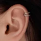 Femme avec Piercing Double Anneau Zirconiums Titane Clicker Ø 8 mm à l'Hélix.