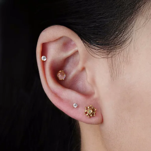 Femme avec Piercing Labret Titane à Opale CZ Sertie d'une Couronne au Conch Interne (cartilage) Femme avec Piercing Labret Titane à Opale CZ Sertie d'une Couronne au Conch Interne (cartilage).