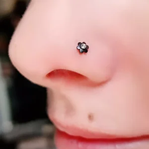 Femme avec Piercing Nez Stud Courbé à Fleur 6 Pétales Sertie Zircon.